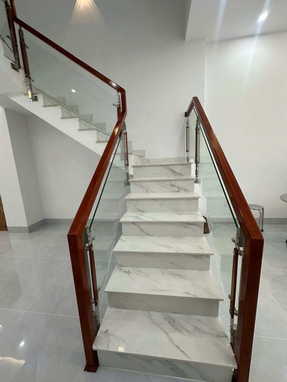 Cầu Thang Kính, Tay Vịn Gỗ